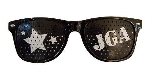 Schwarze Pinhole Glasses mit dem Aufdruck JGA