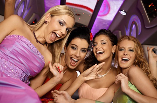 Frauen feiern Bridal Shower mit Spielen